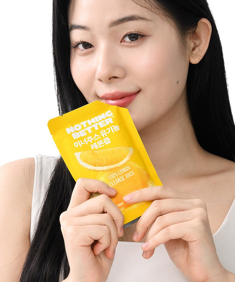 NOTHING BETTER Inner Juice 100% Lemon Cleanse Juice 100ml (X24) en sachet jaune, femme tenant le produit en gros plan