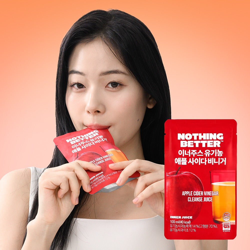 NOTHING BETTER Inner Juice Apple Cider Vinegar Cleanse Juice (X24) de la marque, femme tenant le pack sur fond orange