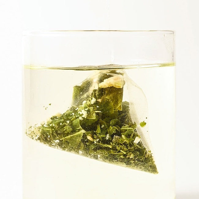 NOTHING BETTER Luv Tea Lemon Green Tea (X15) : sachet de thé vert au citron en pyramide sur fond clair, marque NOTHING BETTER