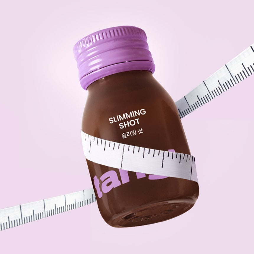 NOTHING BETTER Tangly Slimming Shot 7 Bottles de la marque NOTHING BETTER, bouteille et ruban à mesurer sur fond violet