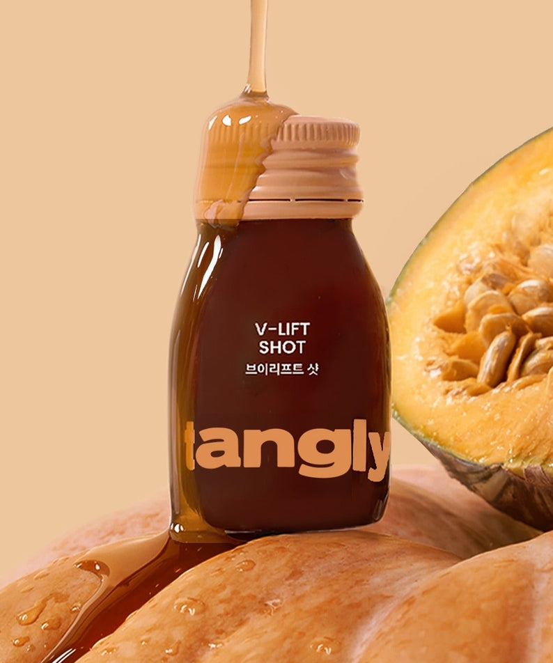 Décris l'image en français : NOTHING BETTER Tangly V-Life Shot 7 Bottles, bouteilles tangly V-LIFT sur fond beige, avec fruit.