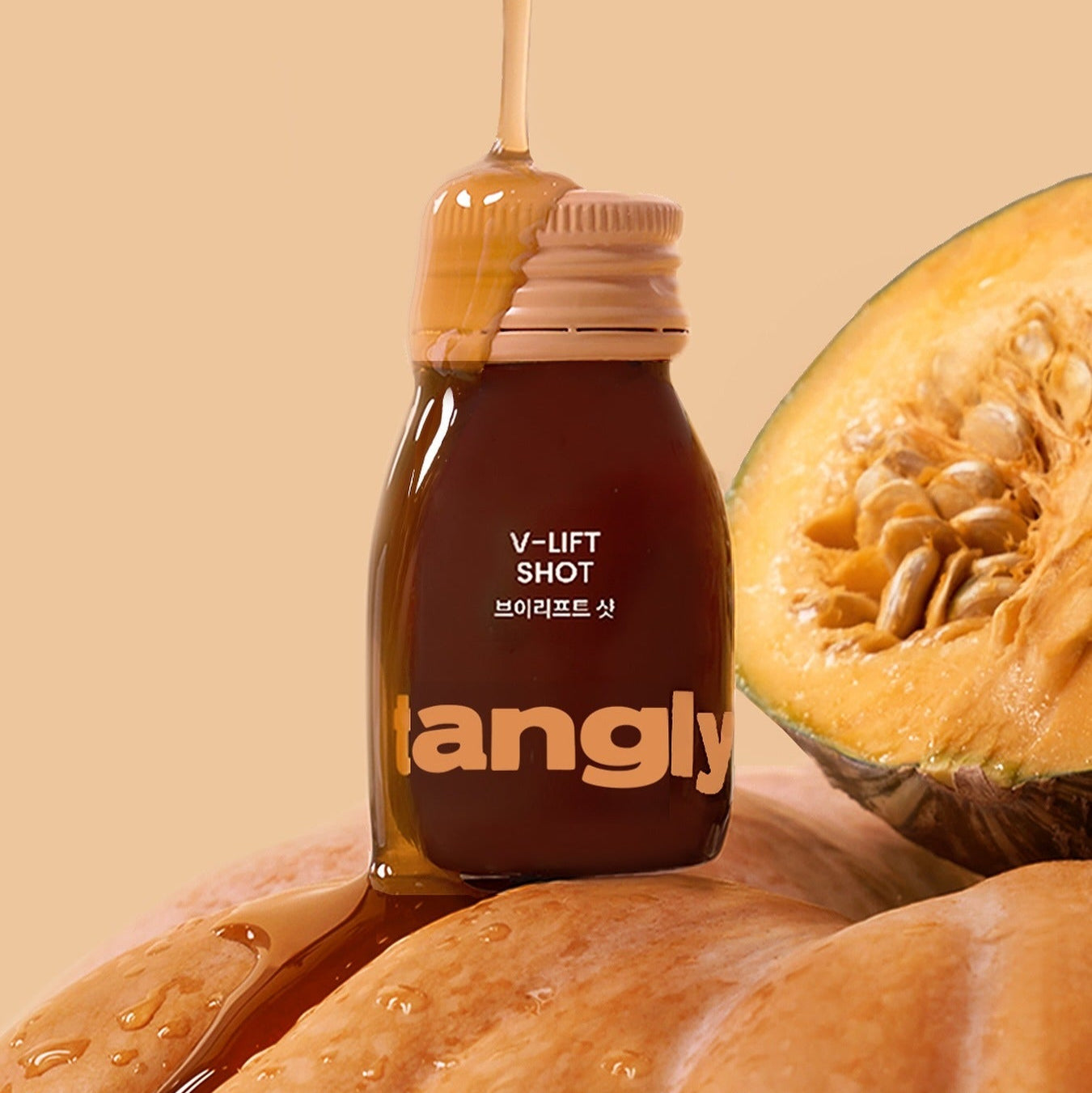 Décris l'image en français : NOTHING BETTER Tangly V-Life Shot 7 Bottles, bouteilles tangly V-LIFT sur fond beige, avec fruit.