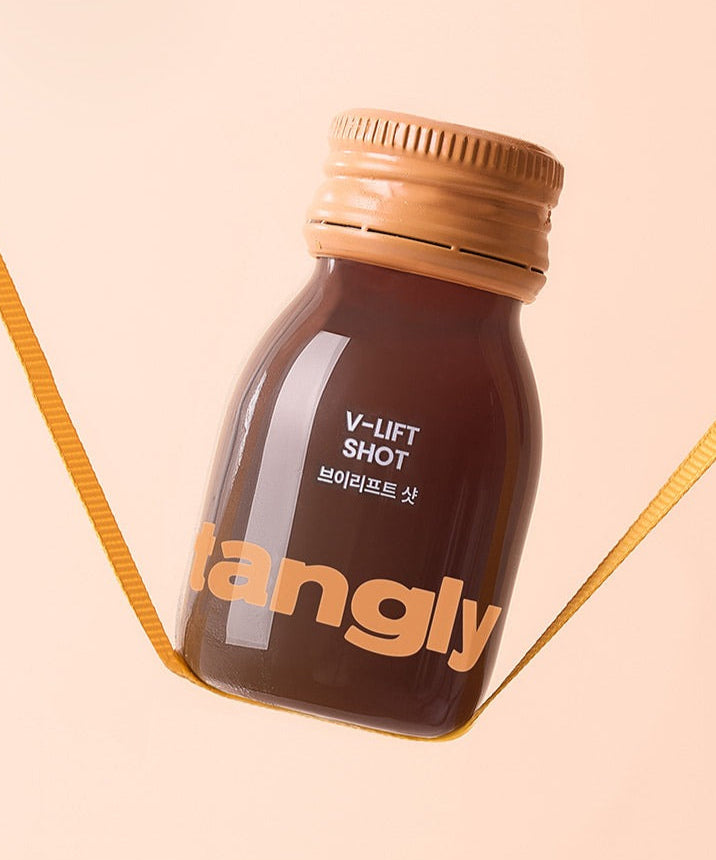 Décris l’image en français : NOTHING BETTER Tangly V-Life Shot 7 Bottles, bouteilles près d’un fond beige, contexte promo.