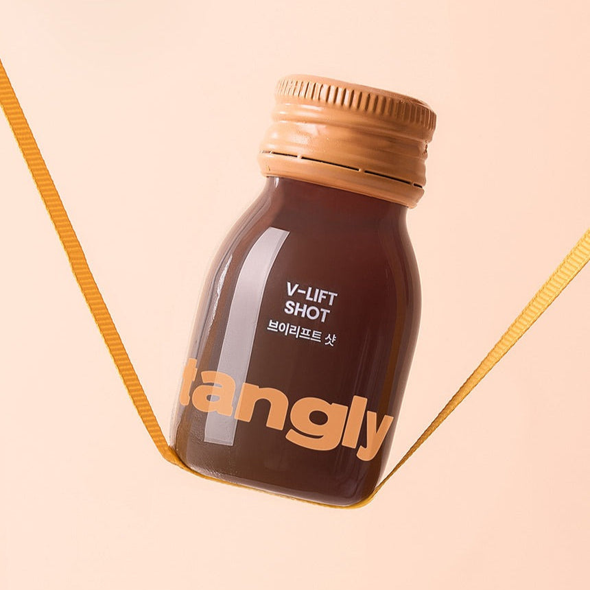 Décris l’image en français : NOTHING BETTER Tangly V-Life Shot 7 Bottles, bouteilles près d’un fond beige, contexte promo.