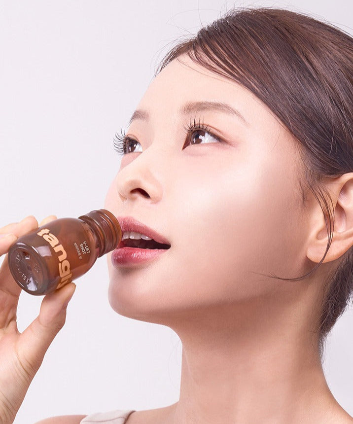 Ravie en savourant un NOTHING BETTER Tangly V-Life Shot 7 Bottles, une boisson énergisante avec sept flacons pour un mode de vie actif.