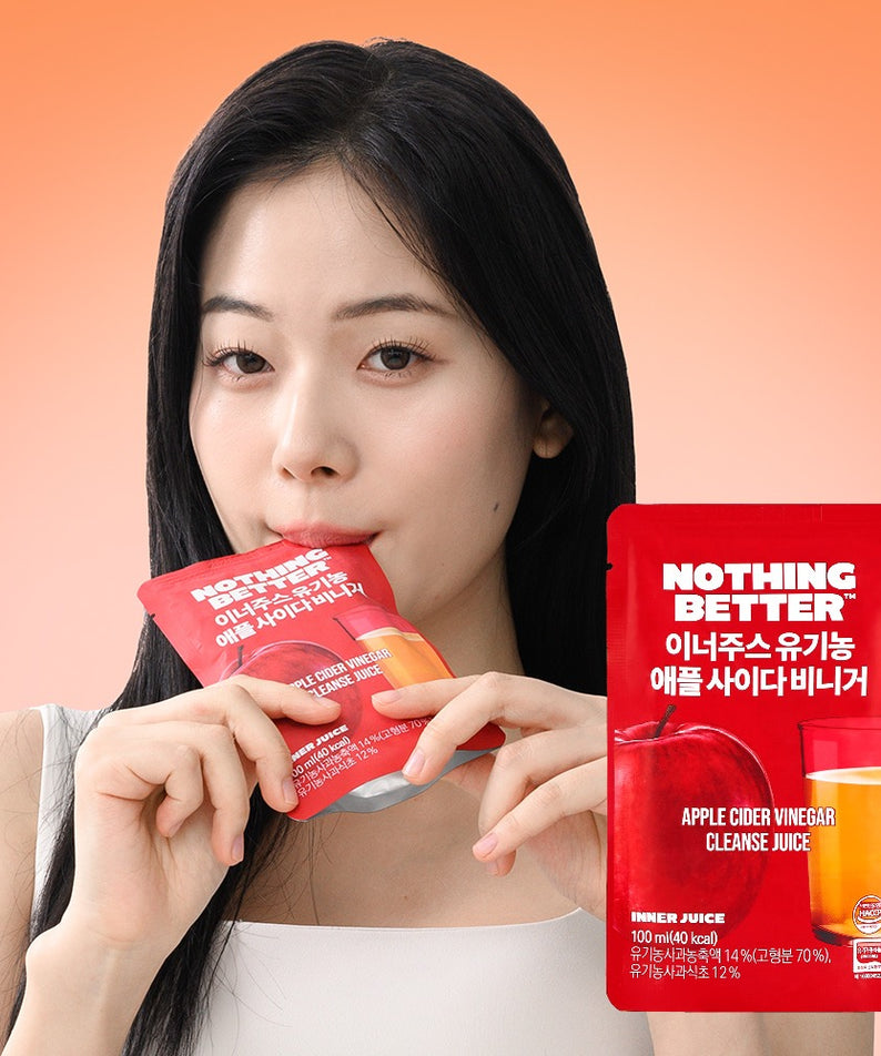 Boisson NOTING BETTER Inner Juice Apple Cider Vinegar Cleanse Juice (X24) avec femme buvant la boisson nettoyante.