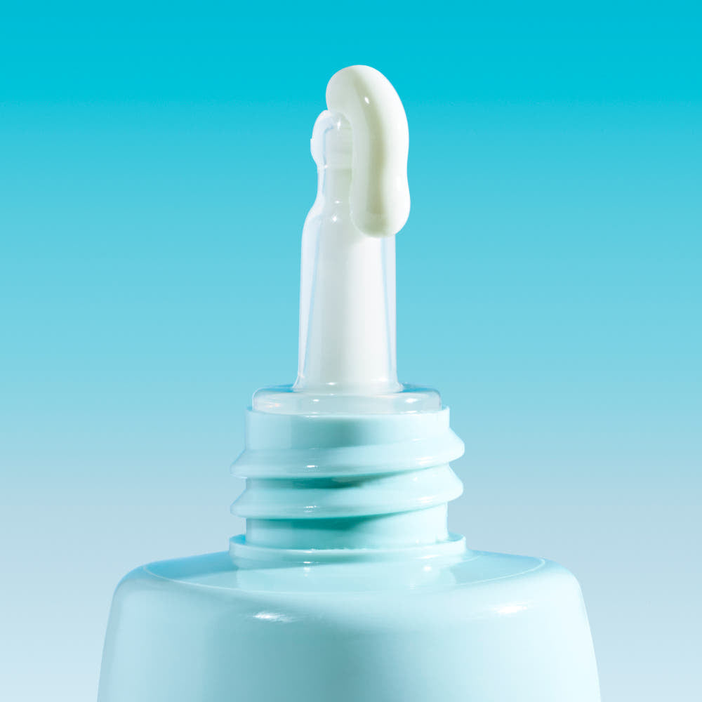 NUMBUZIN No. 1 Clear Filter Sun Essence SPF50+ PA++++50ml, flacon translucide sur fond bleu ciel, produit solaire.