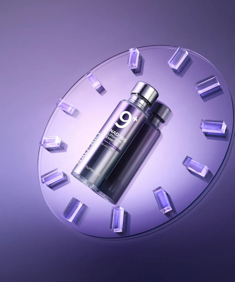 NUMBUZIN No. 9 NMN BIO Lifting Essential Essence 50ml, flacon sur fond violet, marque NUMBUZIN, flacons 9+ autour.