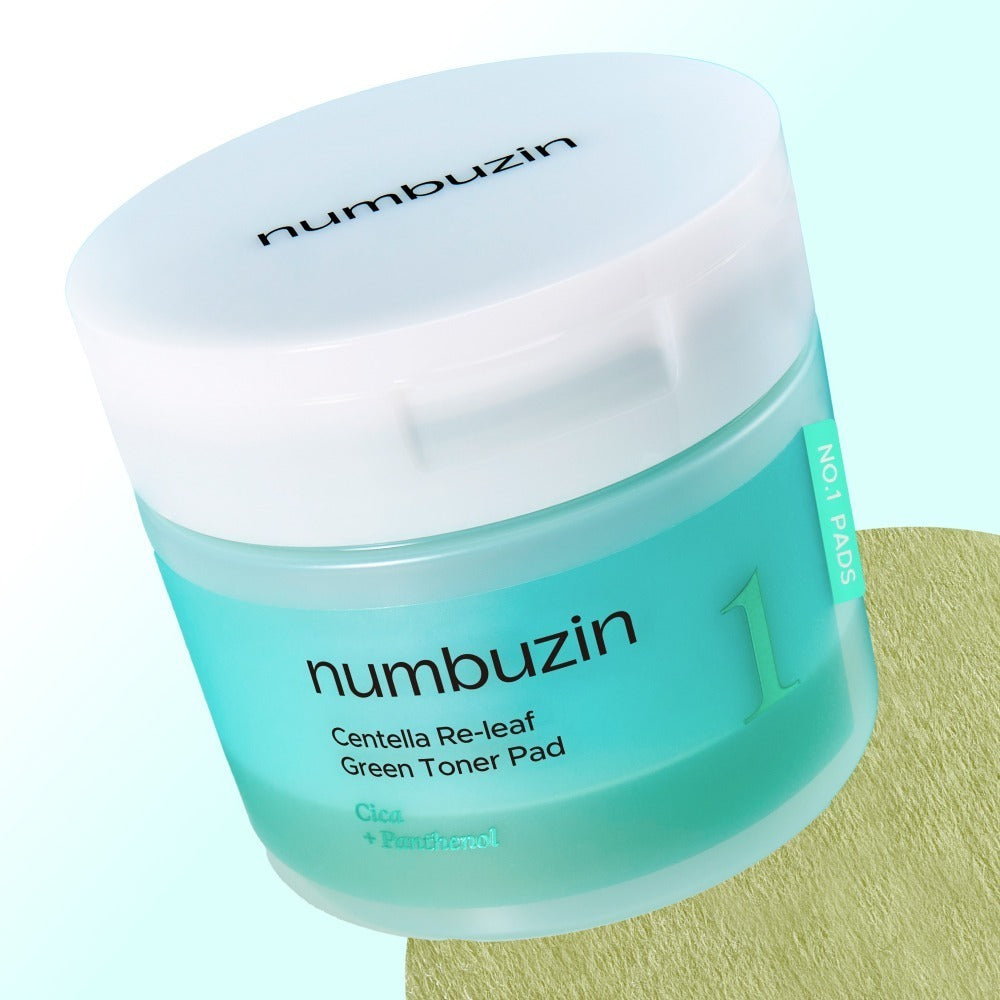 NUMBUZIN No.1 Centella Re-leaf Green Toner Pad 70 Sheets, pad vert sur packaging numbuin fond turquoise, vue rapprochée.