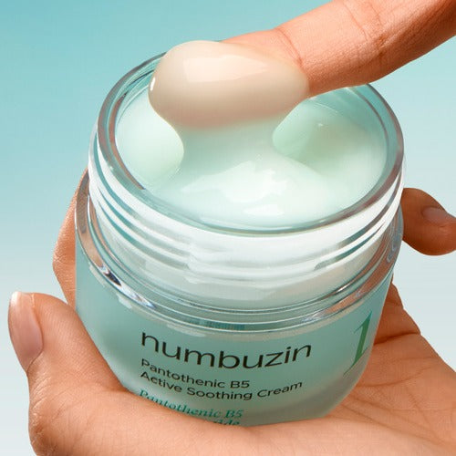NUMBUZIN No.1 Pantothenic Acid Active Soothing Cream 80ml de la marque Numbuzin, pot crème apaisante sur fond bleu.