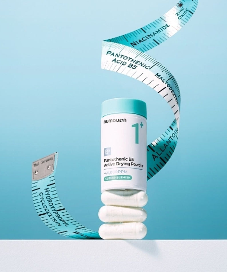NUMBUZIN No.1 Pantothenic Acid Active Up Dressing Powder 7g, tube blanc et flacon sur fond bleu ciel, visuel produit