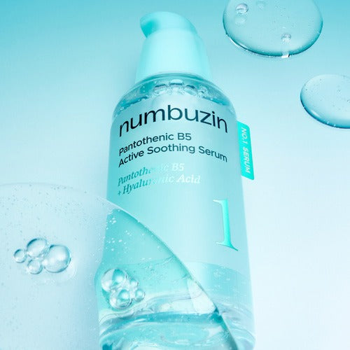 NUMBUZIN No.1 Pantothenic Acid Active Up Soothing Serum 50ml, flacon bleu et gouttes, fond bleu, contexte soins visage