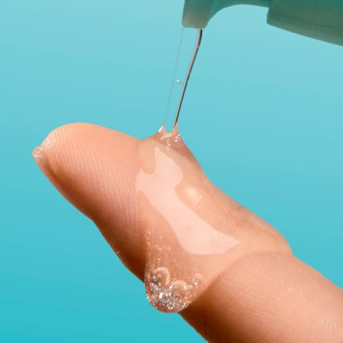 NUMBUZIN No.1 Pantothenic Acid Active Up Soothing Serum 50ml, main avec sérum apaisant, flacon-pipette sur fond bleu
