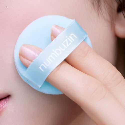 NUMBUZIN No.1 Pantothenic Acid Skincare 100 Blur Powder 7g de NUMBUZIN, application sur le visage en gros plan (peau).