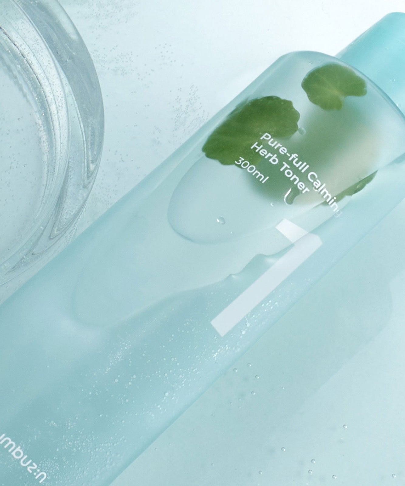 Flacon du NUMBUZIN No.1 Pure-Full Calming Herb Toner, 300ml, en gros plan sur fond azuré.