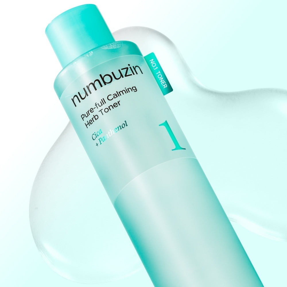 NUMBUZIN No.1 True Clear Toner 300ml de la marque Numbuzin, flacon turquoise sur fond bleu clair.