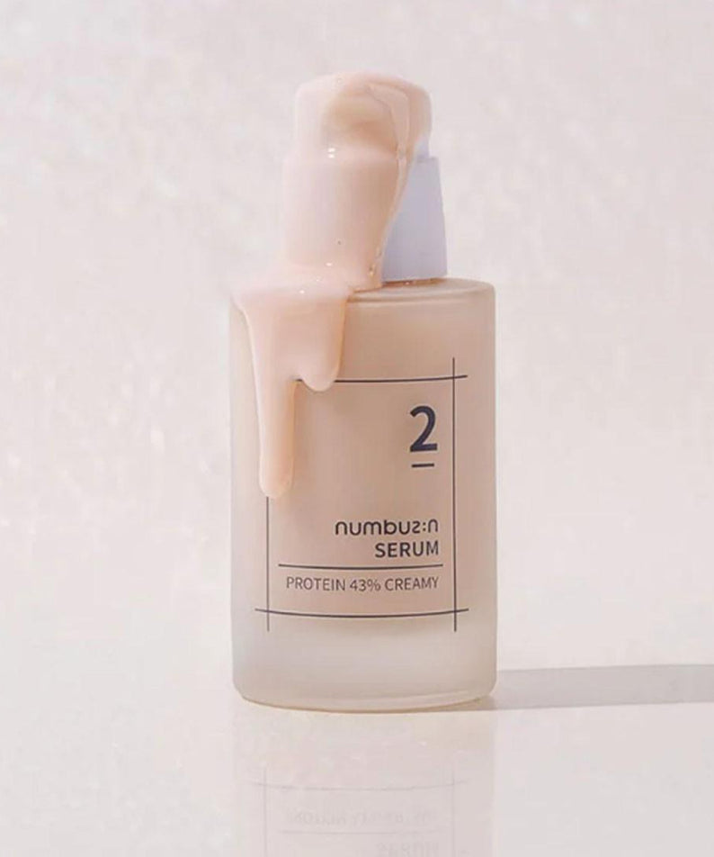 Sérum NUMBUZIN No.2 Protein 43% Creamy dans un flacon avec liquide crémeux débordant sur fond blanc.