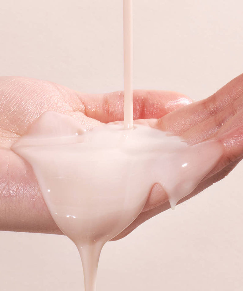 Sérum crémeux NUMBUZIN No.2 Protein 43% coulé dans la main, illustration de la texture luxueuse et hydratante du produit.