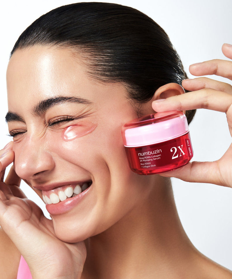 NUMBUZIN No.2 Rose PDRN Collagen 2X  Plumping Serum 30ml, femme applique crème rosée de la marque sur peau.
