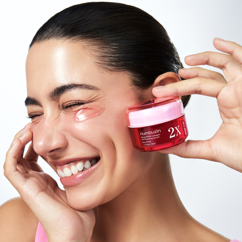 NUMBUZIN No.2 Rose PDRN Collagen 2X  Plumping Serum 30ml, femme applique crème rosée de la marque sur peau.