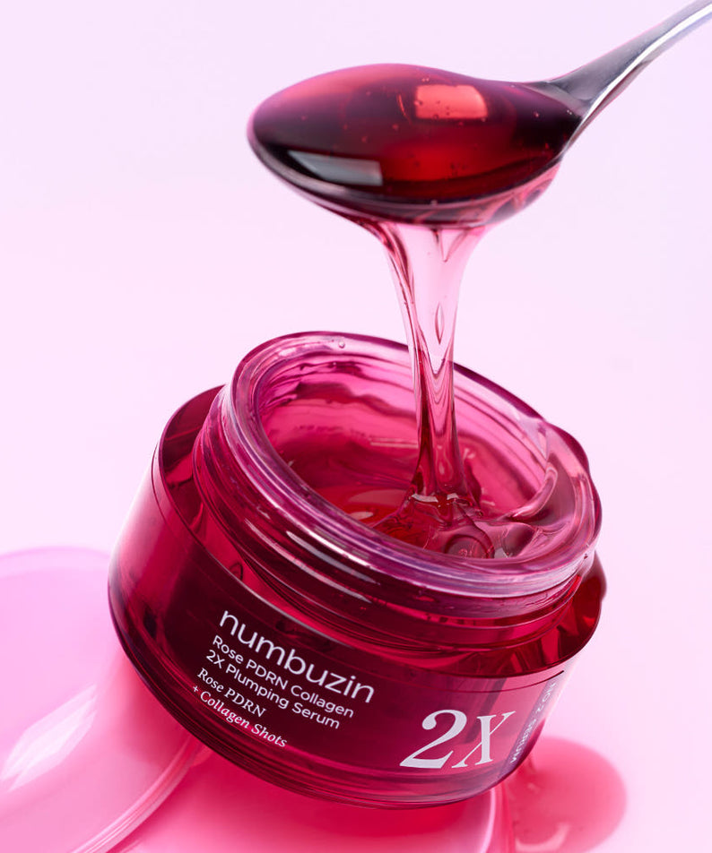 NUMBUZIN No.2 Rose PDRN Collagen 2X Plumping Serum 30ml, flacon rose avec texture goutte sur fond rose, ambiance beauté.