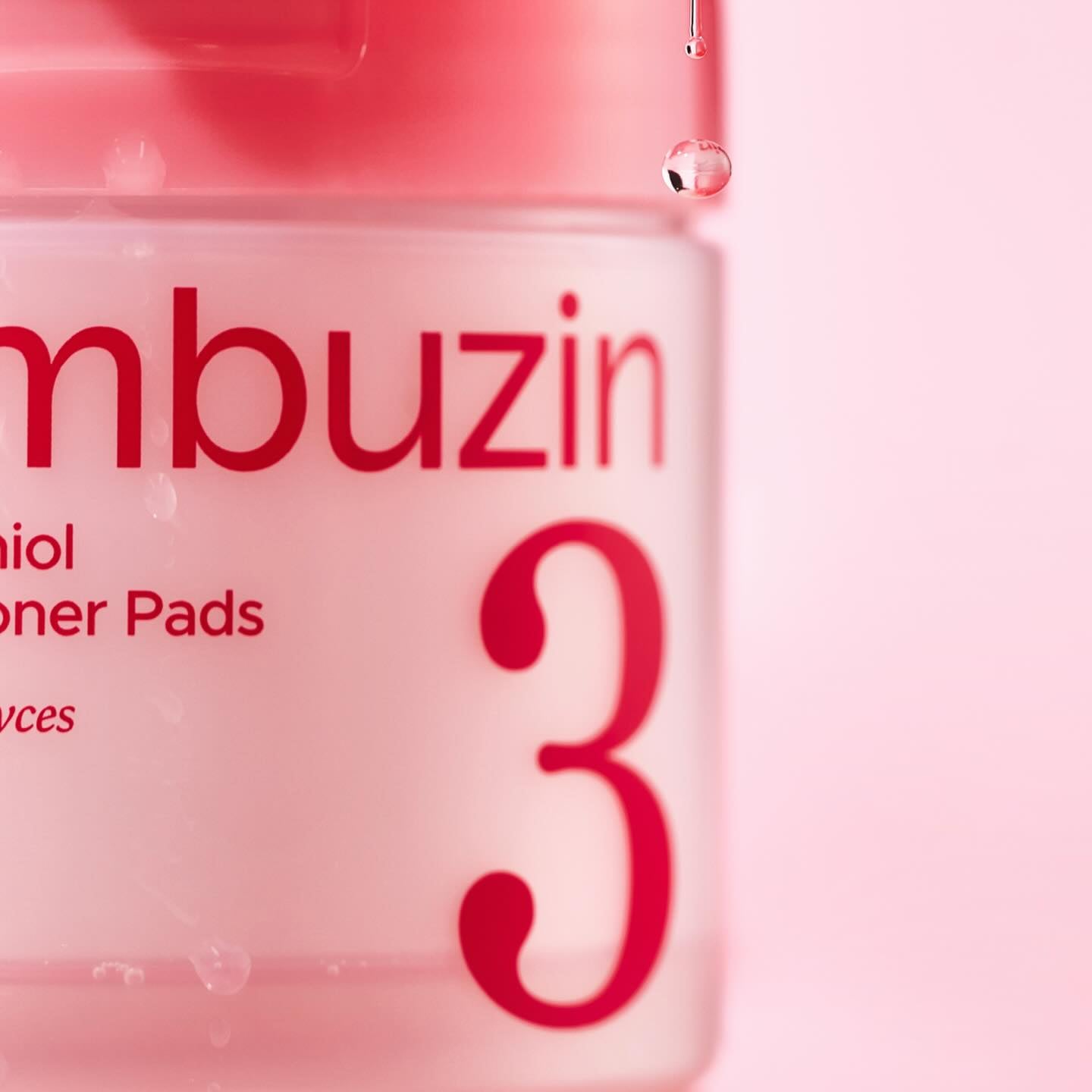 NUMBUZIN No.3 Bifida Bakuchiol Exfoliating Toner Pads, boîte rose avec logo NUMBUZIN 3, gouttes et fond pastel.