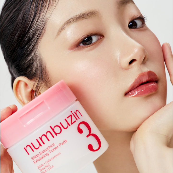 NUMBUZIN No.3 Bifida Bakuchiol Exfoliating Toner Pads de la marque NUMBUZIN, sur une femme au visage, pack rose.