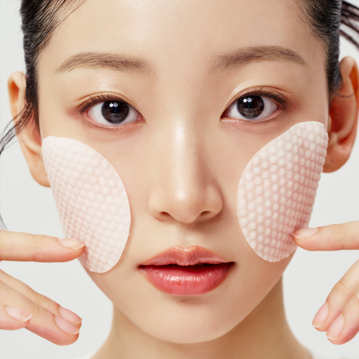 NUMBUZIN No.3 Bifida Bakuchiol Exfoliating Toner Pads : femme applique des pads exfoliants sur le visage, marque NUMBUZIN.