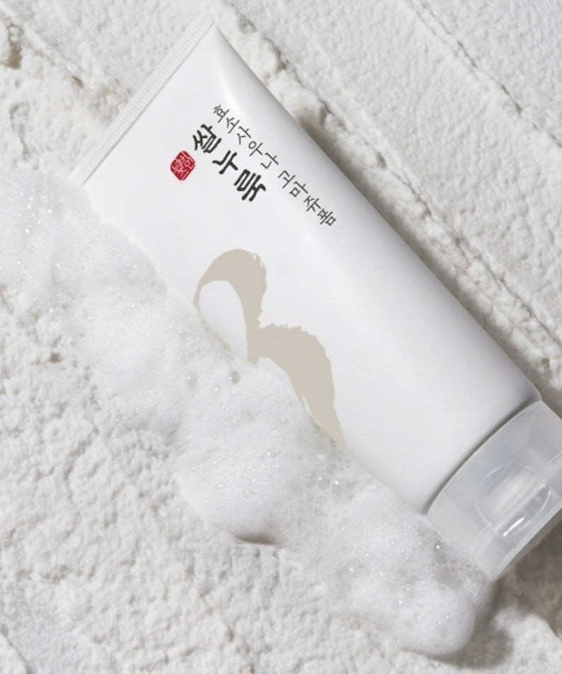 Décris l'image en français : NUMBUZIN No.3 Rice Yeast Enzyme Suana Gommage Foam 170ml, marque NUMBUZIN, sur mousse blanche.