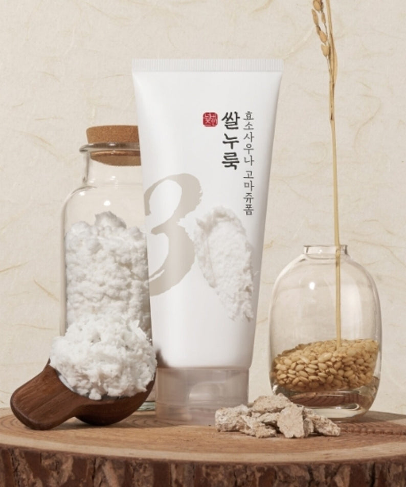 NUMBUZIN No.3 Rice Yeast Enzyme Suana Gommage Foam 170ml, marque NUMBUZIN, sur table avec ingrédients spa, en scène visuelle.