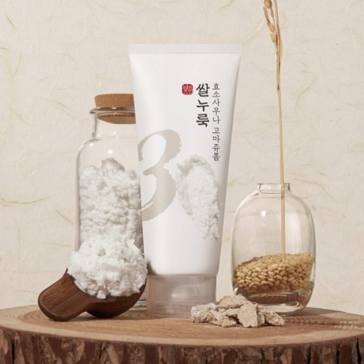 NUMBUZIN No.3 Rice Yeast Enzyme Suana Gommage Foam 170ml, marque NUMBUZIN, sur table avec ingrédients spa, en scène visuelle.