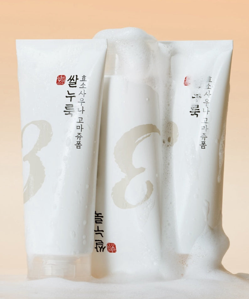 NUMBUZIN No.3 Rice Yeast Enzyme Suana Gommage Foam 170ml, tube sur emballage blanc avec mousse, fond beige.