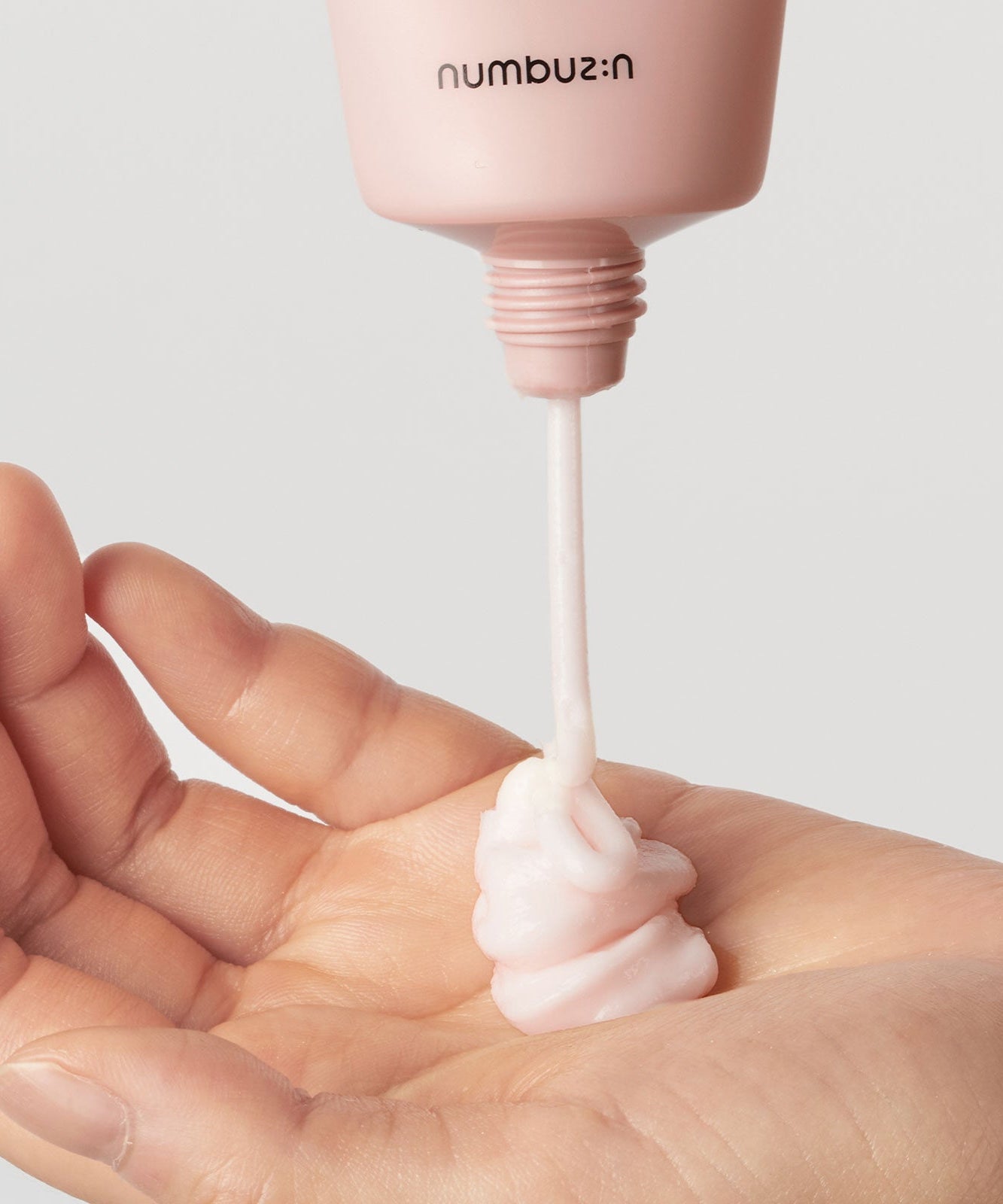 Crème Beauté Velours NUMBUZIN No.3 appliquée sur main, soin du visage luxueux.