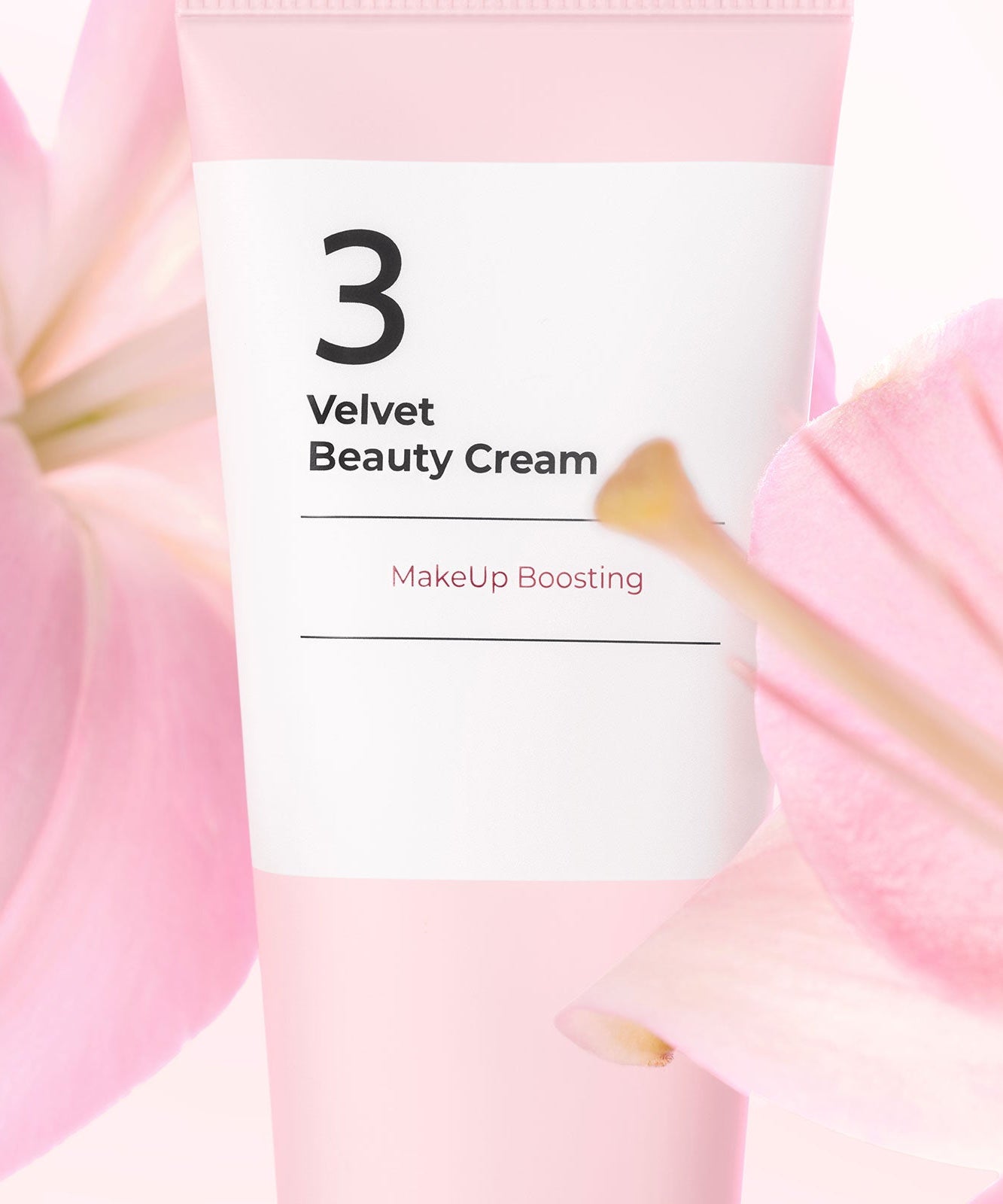 Tube de NUMBUZIN No.3 Velvet Beauty Cream entouré de fleurs roses, crème de beauté rehaussant le maquillage.