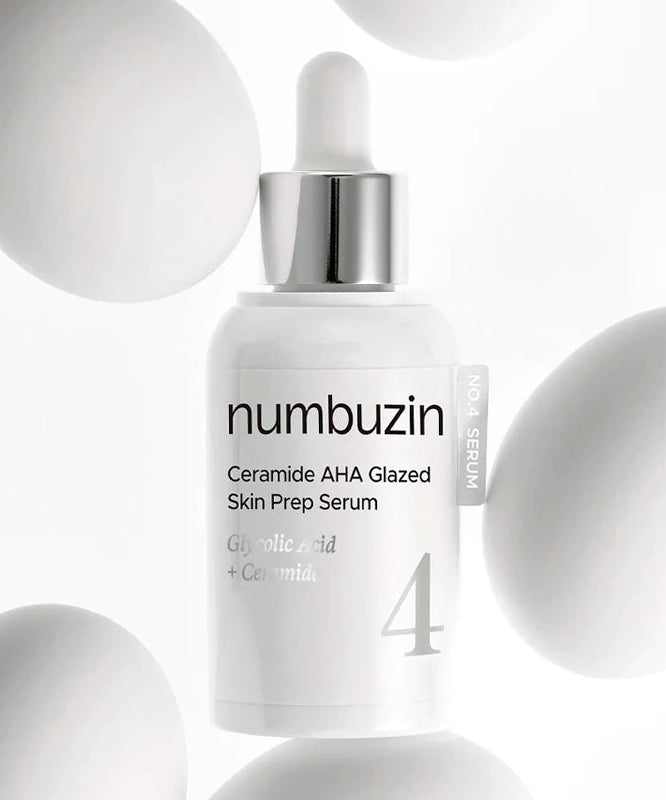 NUMBUZIN No.4 Ceramide AHA Glazed Skin Prep Serum 30ml, flacon blanc et argent sur fond minimal, marque NUMBUZIN