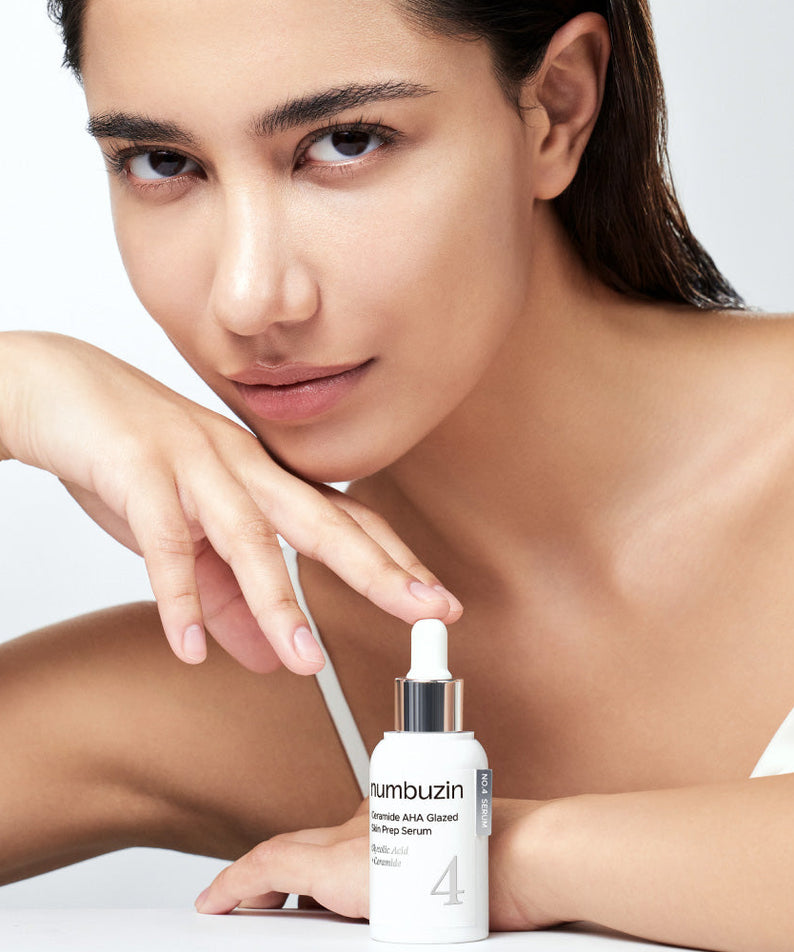 NUMBUZIN No.4 Ceramide AHA Glazed Skin Prep Serum 30ml, femme appliquant le sérum sur peau lisse en studio