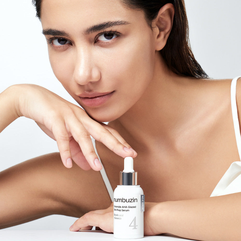 NUMBUZIN No.4 Ceramide AHA Glazed Skin Prep Serum 30ml, femme appliquant le sérum sur peau lisse en studio
