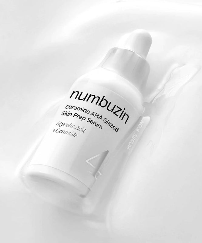 NUMBUZIN No.4 Ceramide AHA Glazed Skin Prep Serum 30ml, flacon blanc sur fond clair, marque numbuZin en gros plan