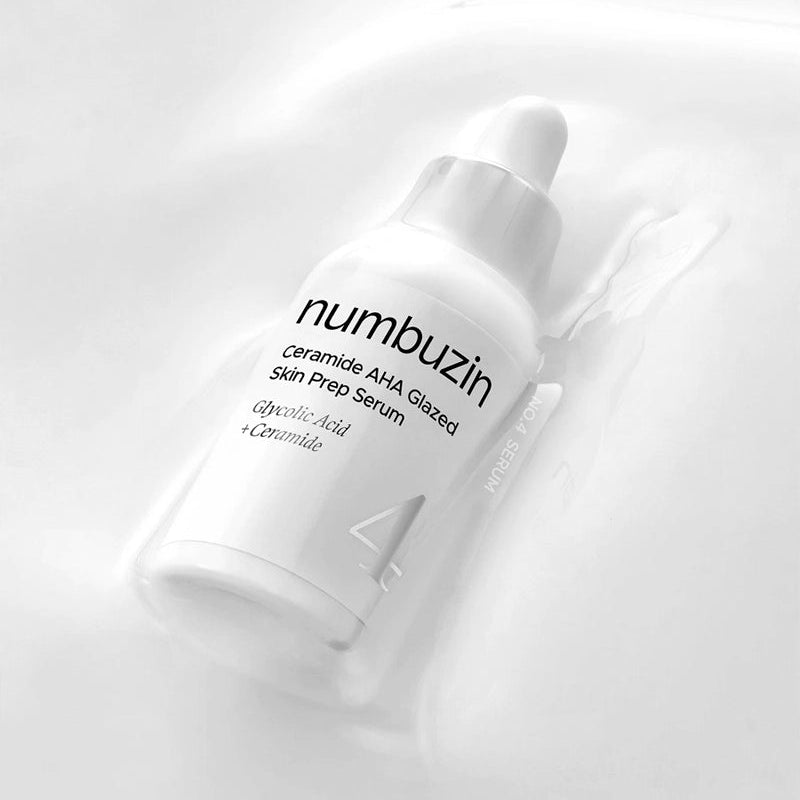 NUMBUZIN No.4 Ceramide AHA Glazed Skin Prep Serum 30ml, flacon blanc sur fond clair, marque numbuZin en gros plan
