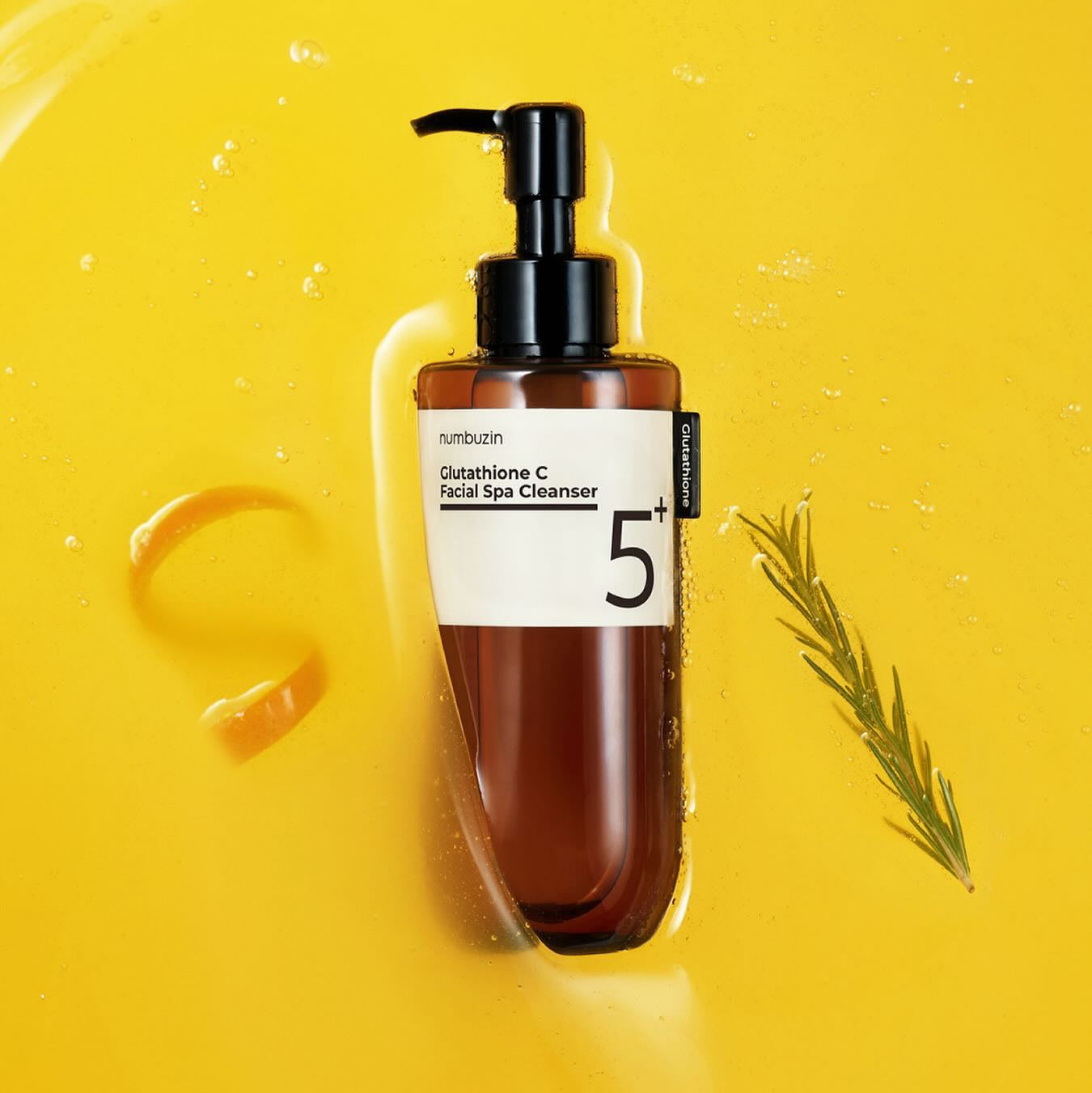 NUMBUZIN No.5 Glutathione C Aroma Massage Deep Cleanser 200ml, flacon de marque NUMBUZIN sur fond jaune en studio