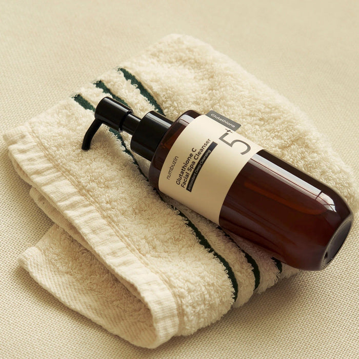 NUMBUZIN No.5 Glutathione C Aroma Massage Deep Cleanser 200ml de la marque NUMBUZIN sur serviette, fond beige