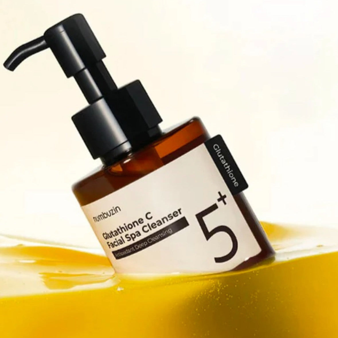 NUMBUZIN No.5 Glutathione C Aroma Massage Deep Cleanser 200ml de la marque sur fond clair, avec huile dorée éclaboussée.