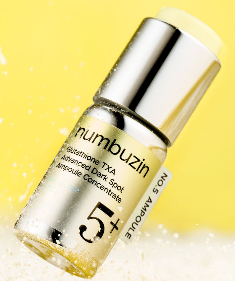 NUMBUZIN No.5 Glutathione TXA Advanced Dark Spot Ampoule Concentrate, flacon en gros plan sur fond jaune, gouttes et éclats