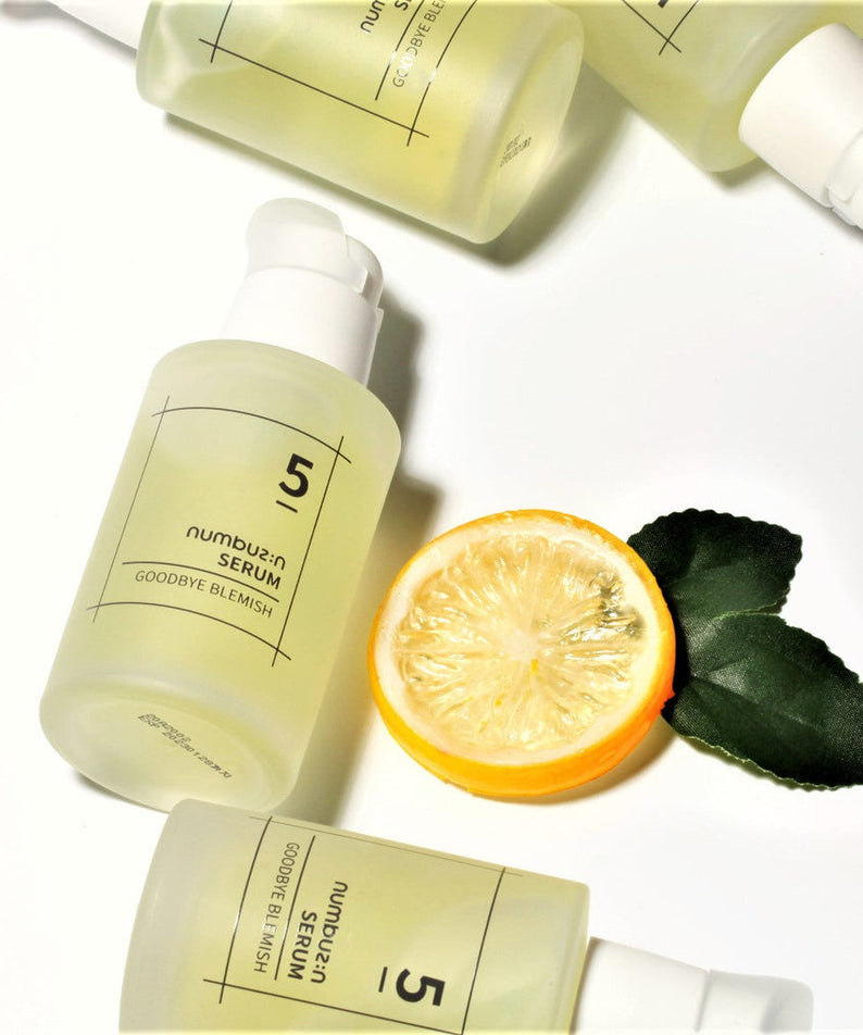 NUMBUZIN No.5 Goodbye Blemish Serum flacon avec citron, idéales pour réduire les imperfections et rafraîchir la peau.