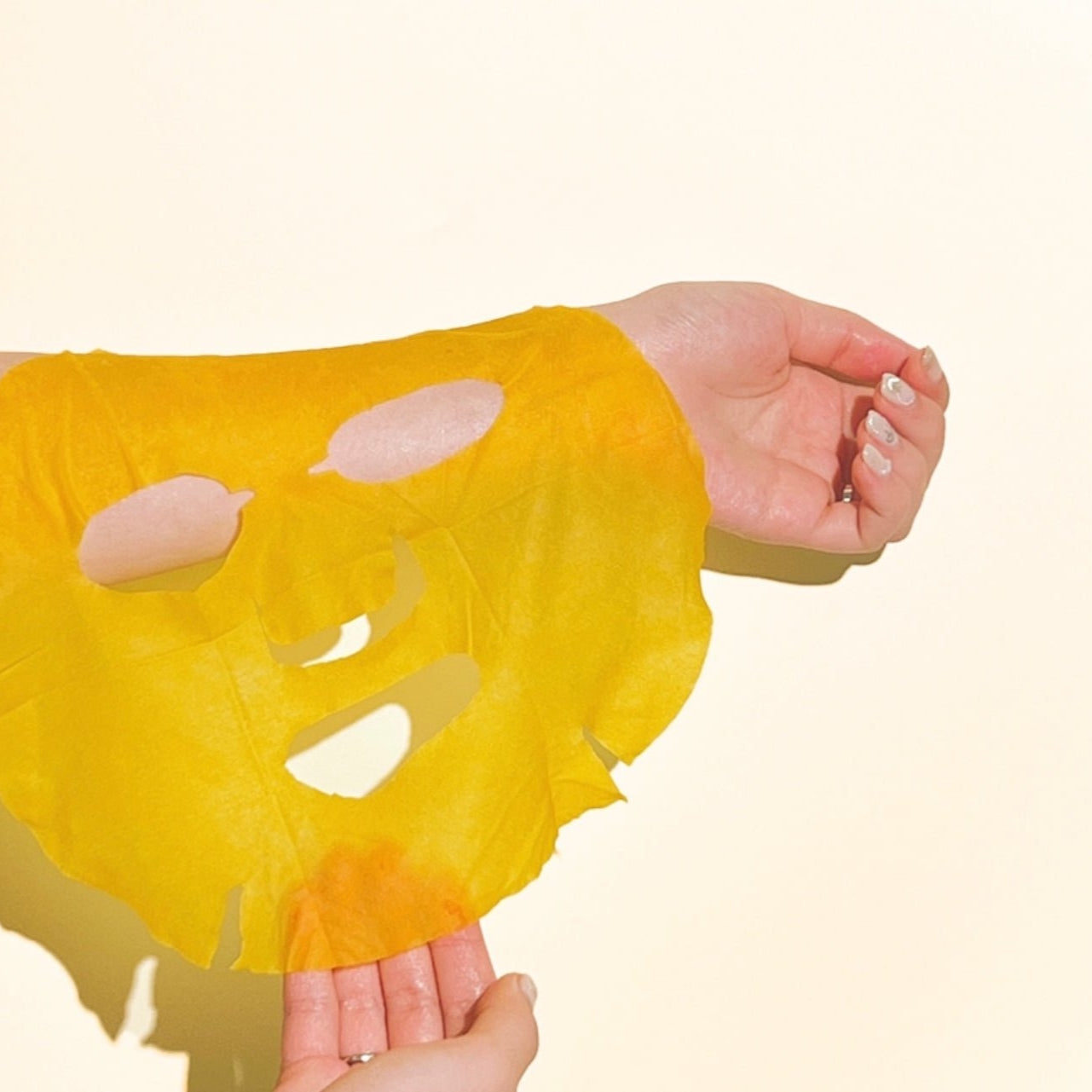 NUMBUZIN No.5 Vitamin Spotlight Sheets Mask, marque NUMBUZIN, masque en feuille jaune sur mains avec taches de vitamines