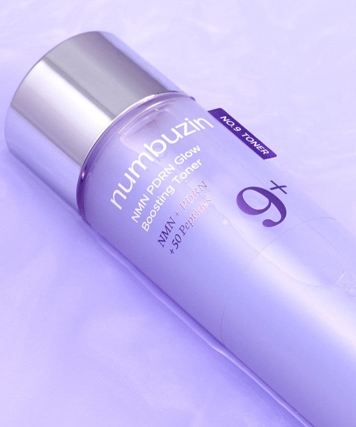 NUMBUZIN No.9 NMN PDRN Glow Boosting Toner 150ml, flacon argenté et violet sur fond violet, visuel produit