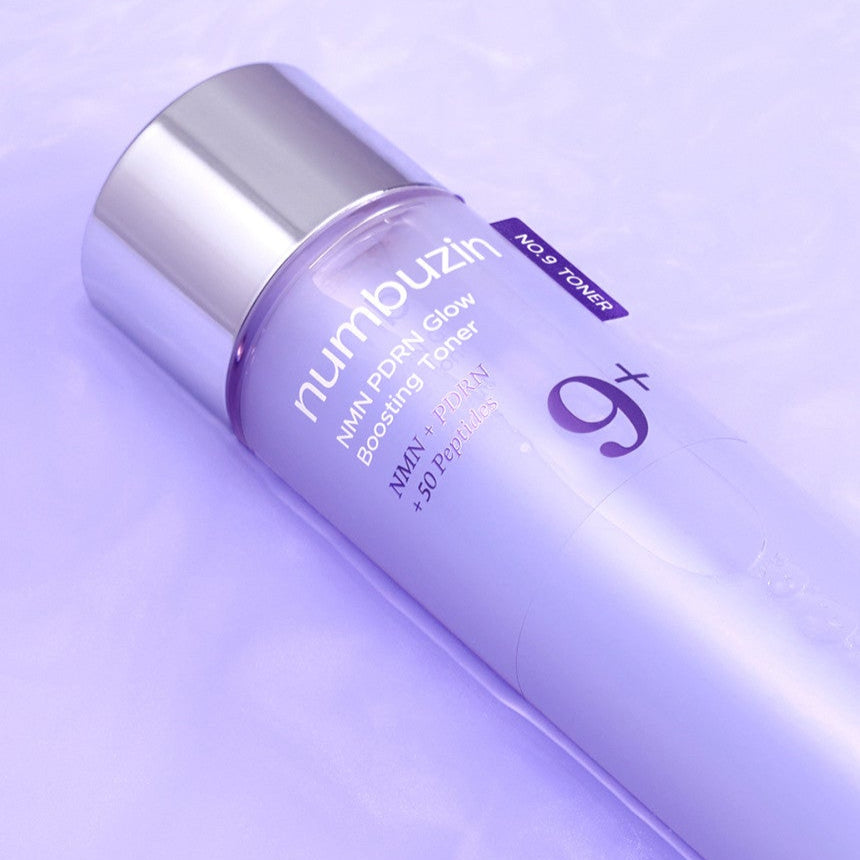 NUMBUZIN No.9 NMN PDRN Glow Boosting Toner 150ml, flacon argenté et violet sur fond violet, visuel produit
