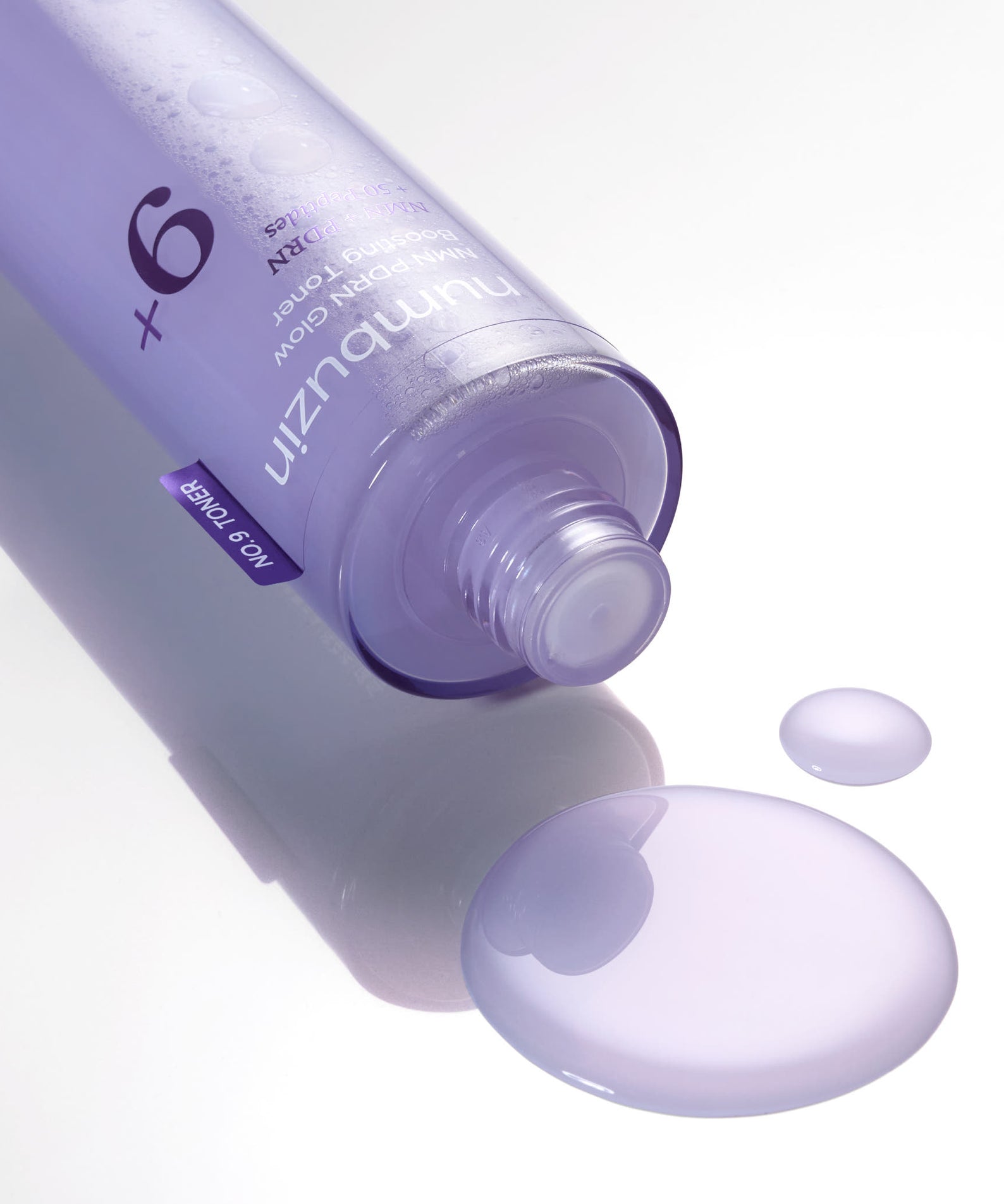 NUMBUZIN No.9 NMN PDRN Glow Boosting Toner 150ml, marque sur flacon violet, émulsion sur fond blanc, gros plan