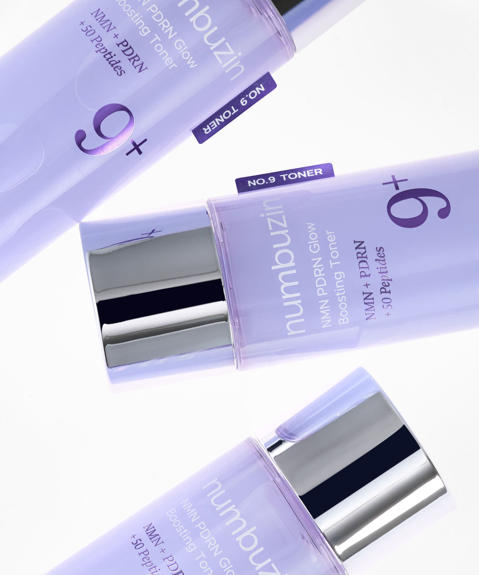NUMBUZIN No.9 NMN PDRN Glow Boosting Toner 150ml, bouteilles violettes sur fond blanc, branding produit en gros plan.
