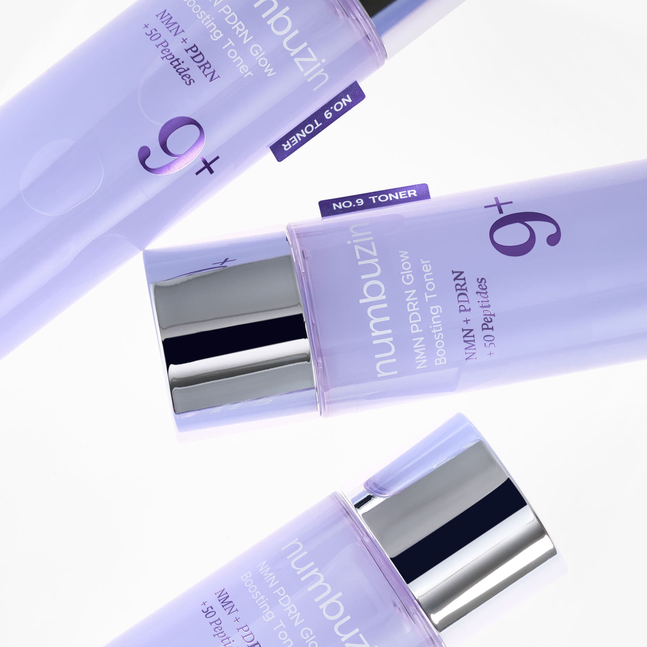 NUMBUZIN No.9 NMN PDRN Glow Boosting Toner 150ml, bouteilles violettes sur fond blanc, branding produit en gros plan.